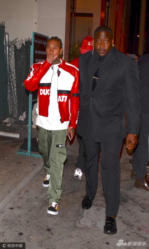 tyga深夜现身街头