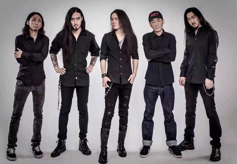 组图:面孔乐队压轴草原音乐季演出 献唱经典歌曲_高清图集_新浪网