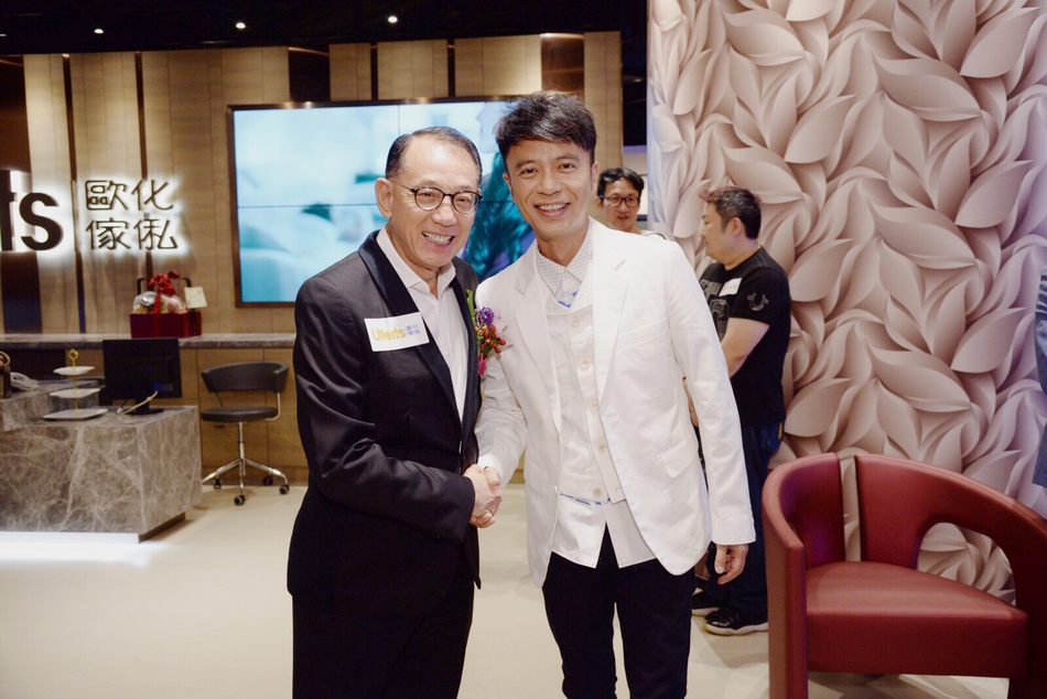 组图:李克勤白色西装为活动站台 透露演唱会有惊喜