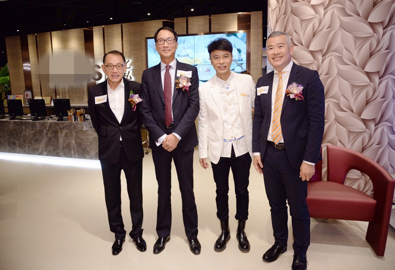 组图:李克勤白色西装为活动站台 透露演唱会有惊喜