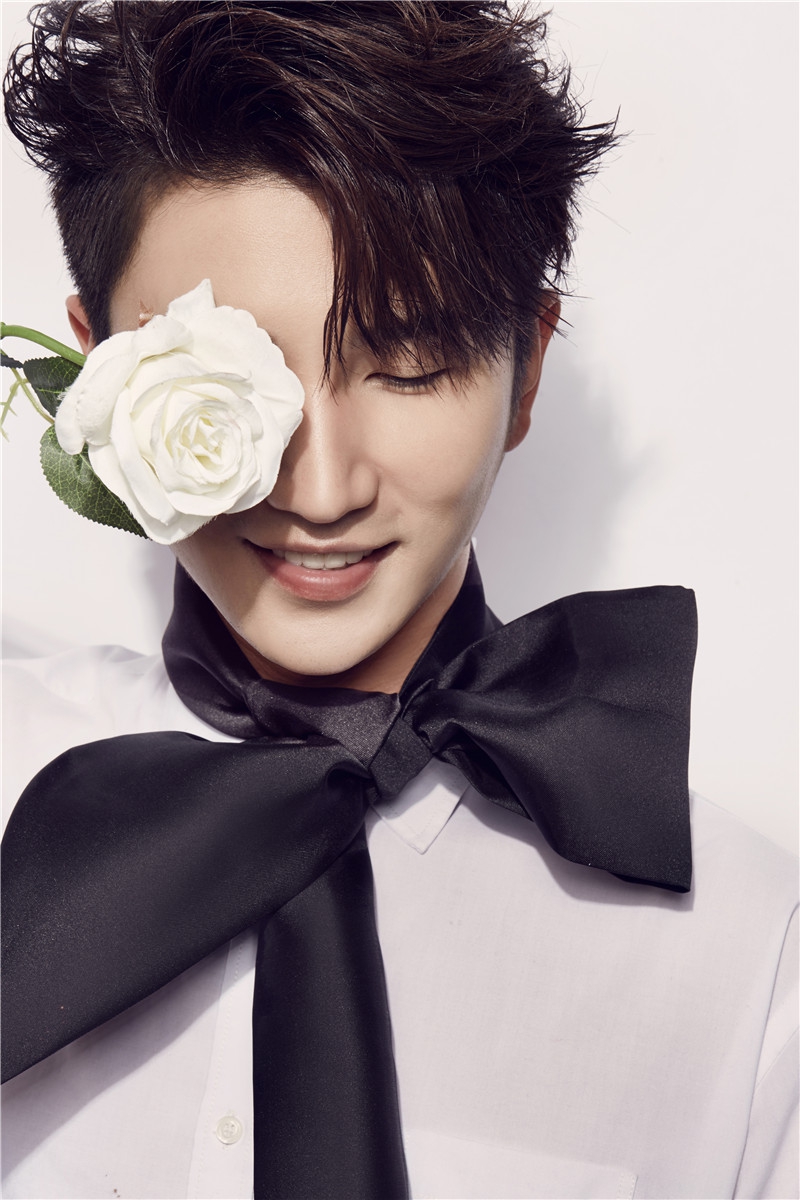 组图:陈奕夫《并不是一个人》上线 亲参与作词