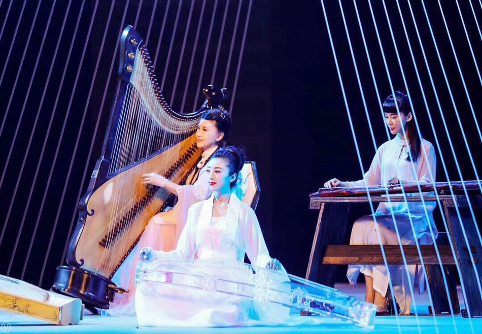 组图:女子水晶乐坊成立9周年再登水立方表演