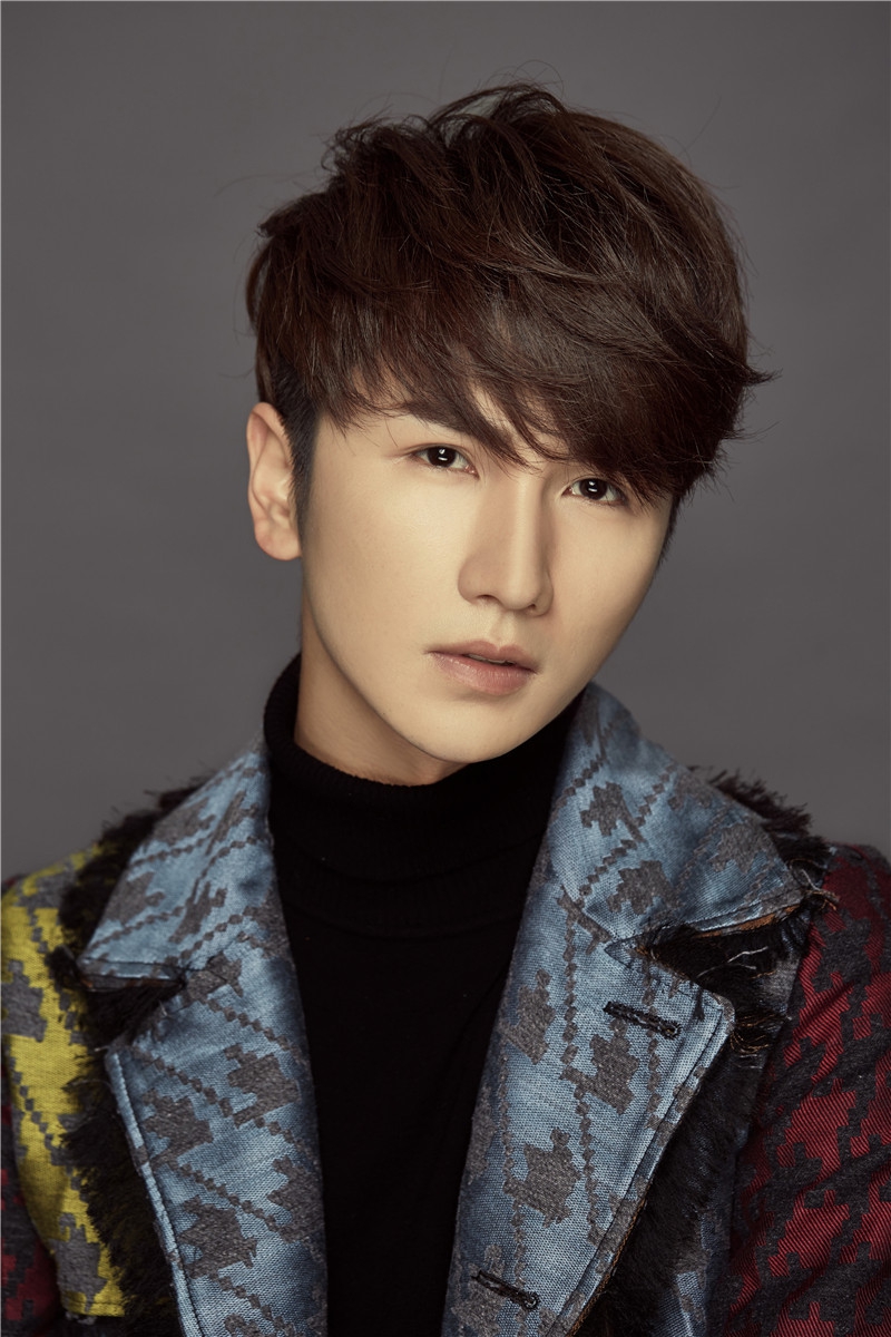 组图:陈奕夫《并不是一个人》上线 亲参与作词