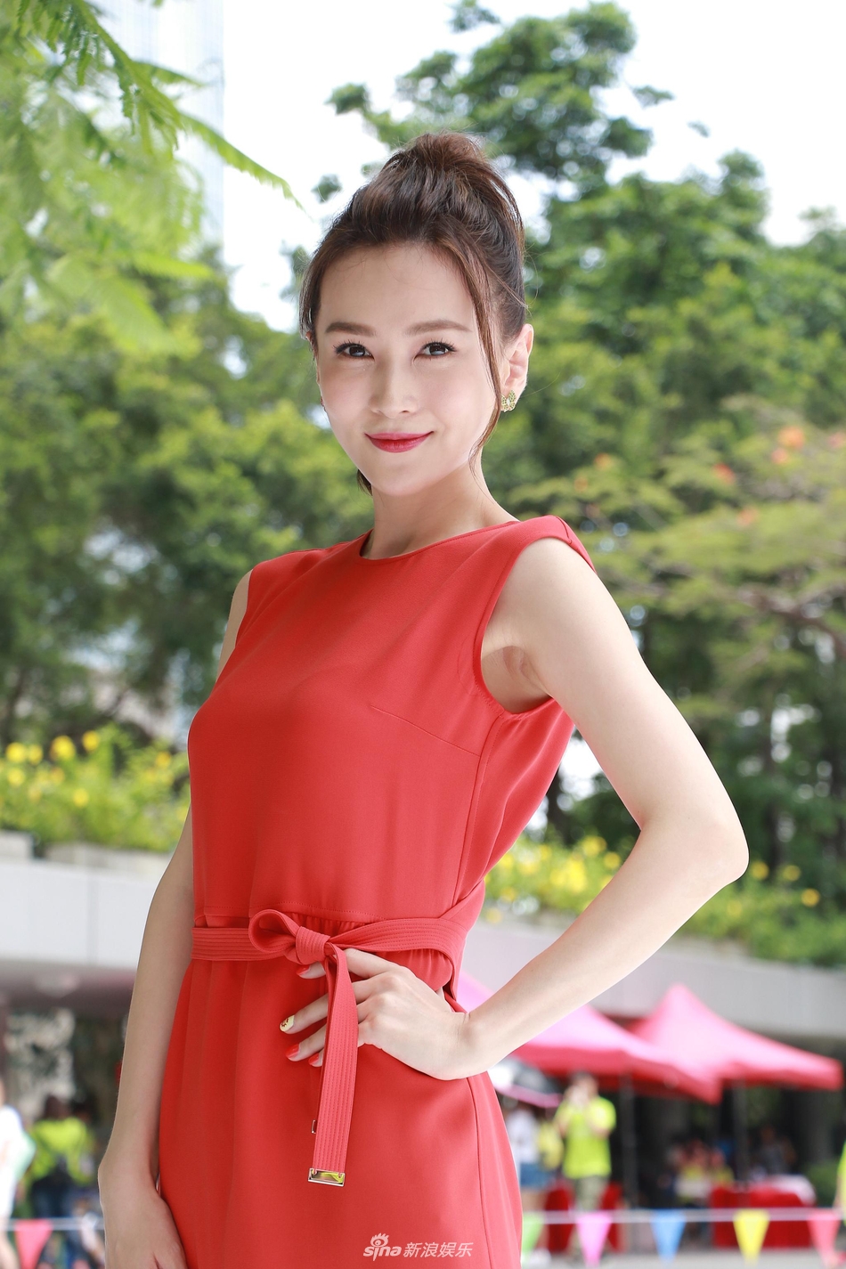 诸葛紫岐出席活动展美貌 股市不利盼回升