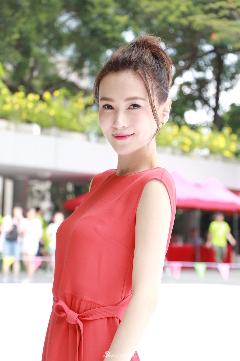 组图:诸葛紫岐出席活动展美貌 股市不利盼回升