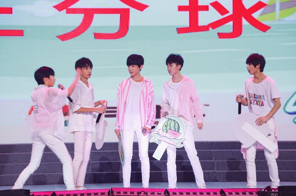 tf家族开启户外夏日嘉年华 冒雨上演劲歌热舞