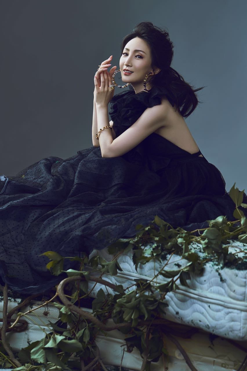 杜桦借三生三世桃花缘转型宣传照优雅大气