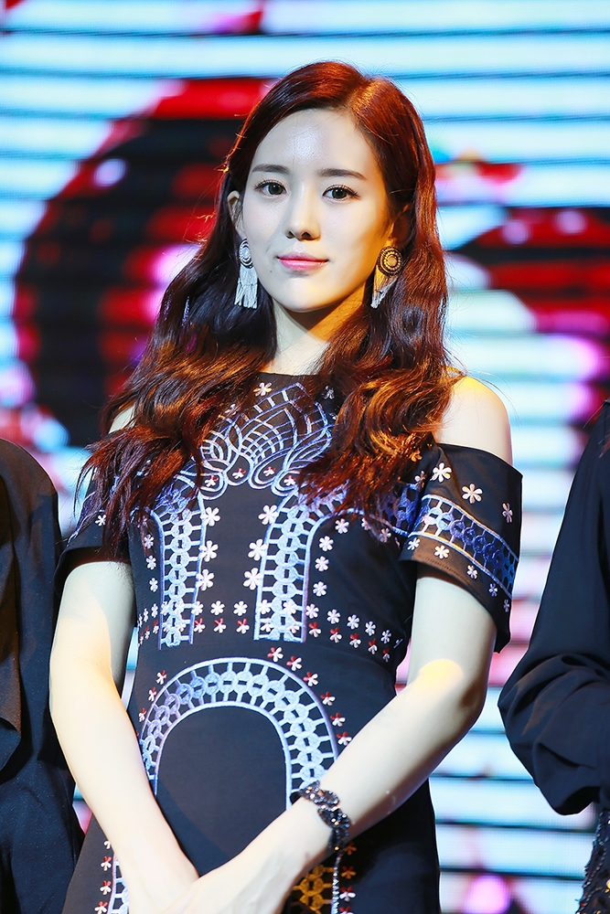 16日,麦锐娱乐旗下女团mera在京举办出道发布会,泽雨,紫宁,心雨,芮萌