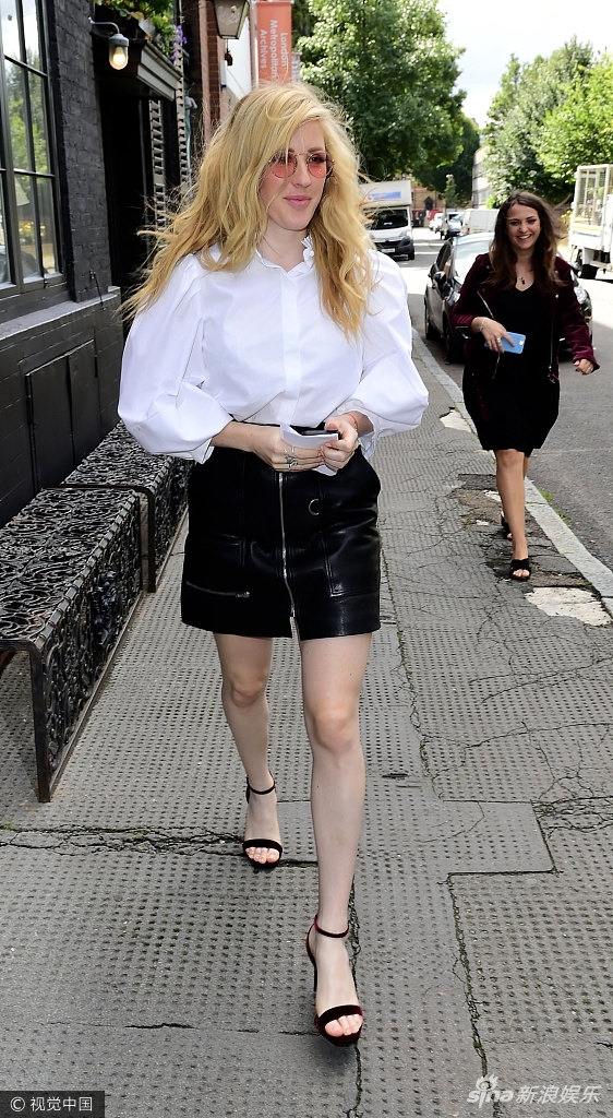 绵羊音"埃利·古尔丁(ellie goulding)身着白衬衫,黑短裙大秀美腿.