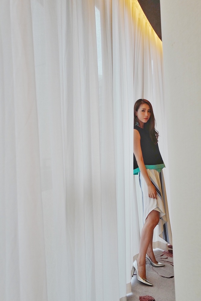 组图:弦子无袖衫搭长裙清凉感十足 活动献唱新曲