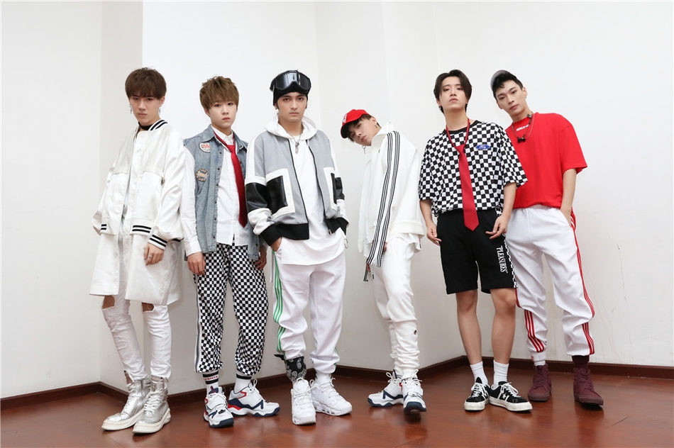 组图:zero-g献唱出道曲remix版本 全新编舞展魅力