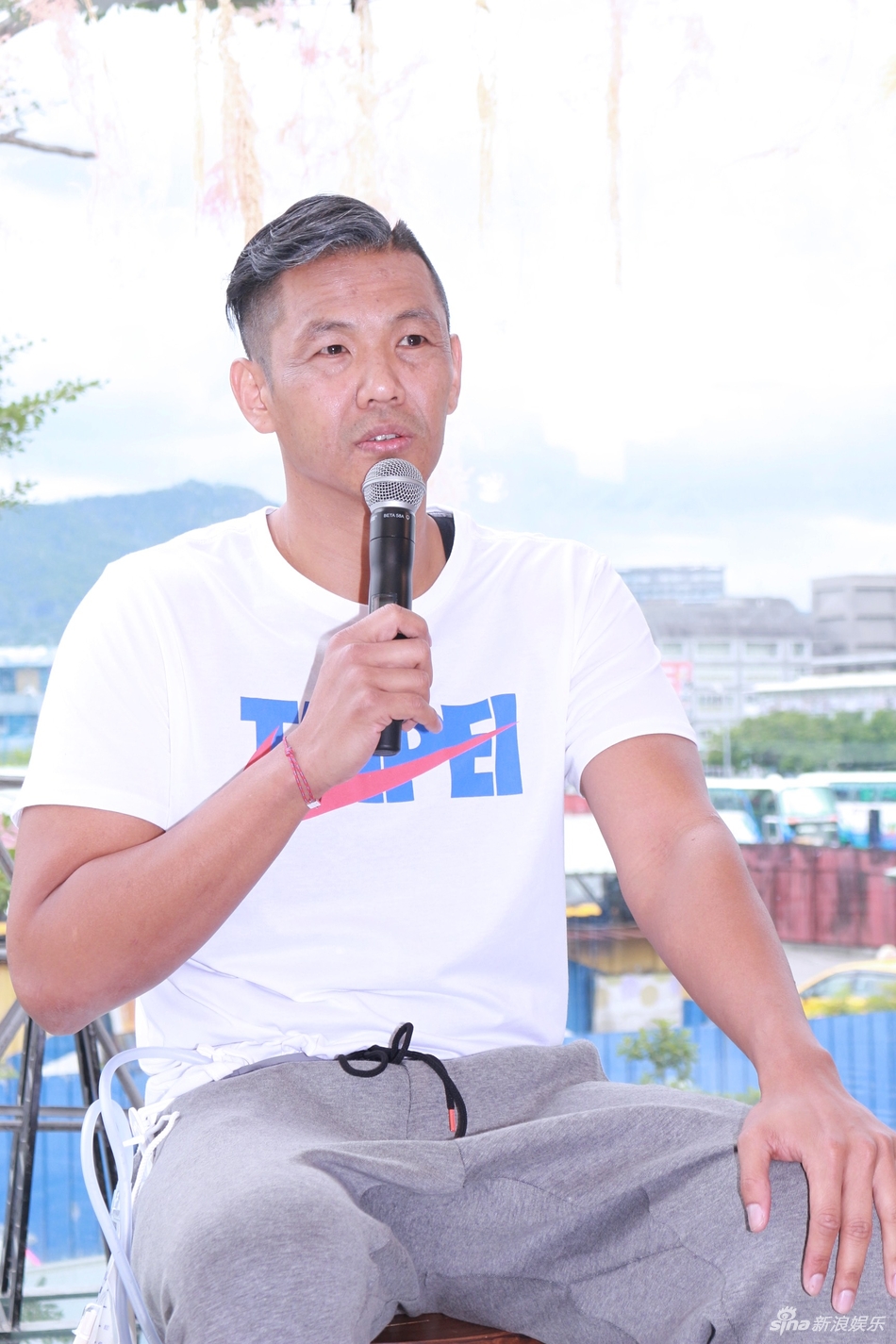 陈建州化老妆亮相