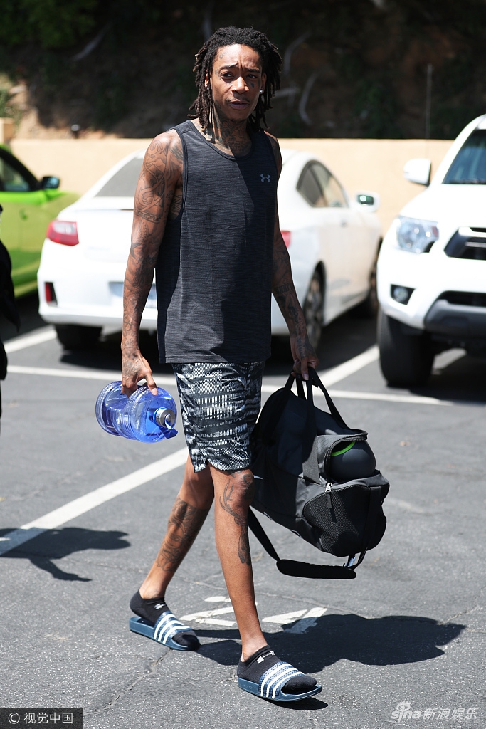 维兹·卡利法拎矿泉水现身