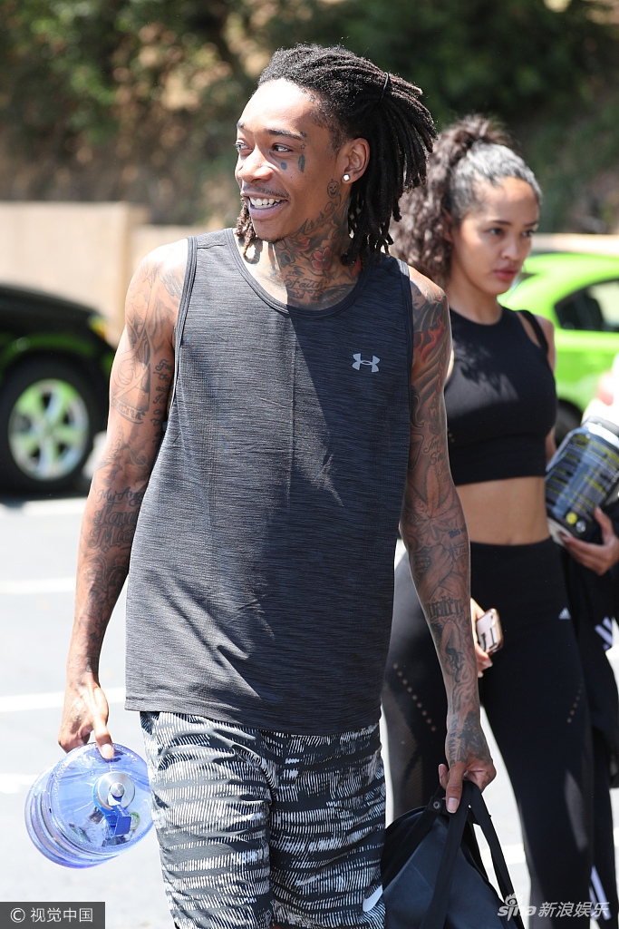 维兹·卡利法拎矿泉水现身