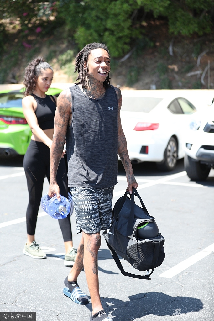 歌手维兹-卡利法拎矿泉水现身 获神秘女郎同行