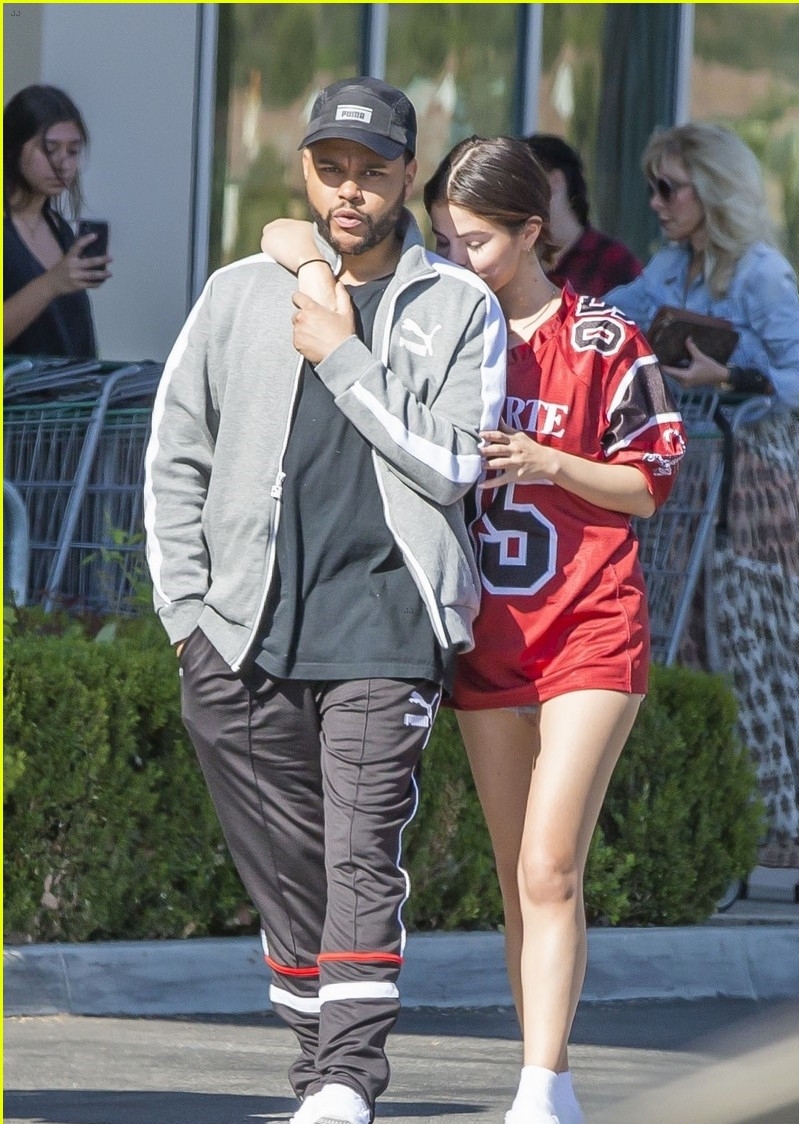 赛琳娜与盆栽哥洛杉矶购物 勾肩搭背甜蜜撒狗粮