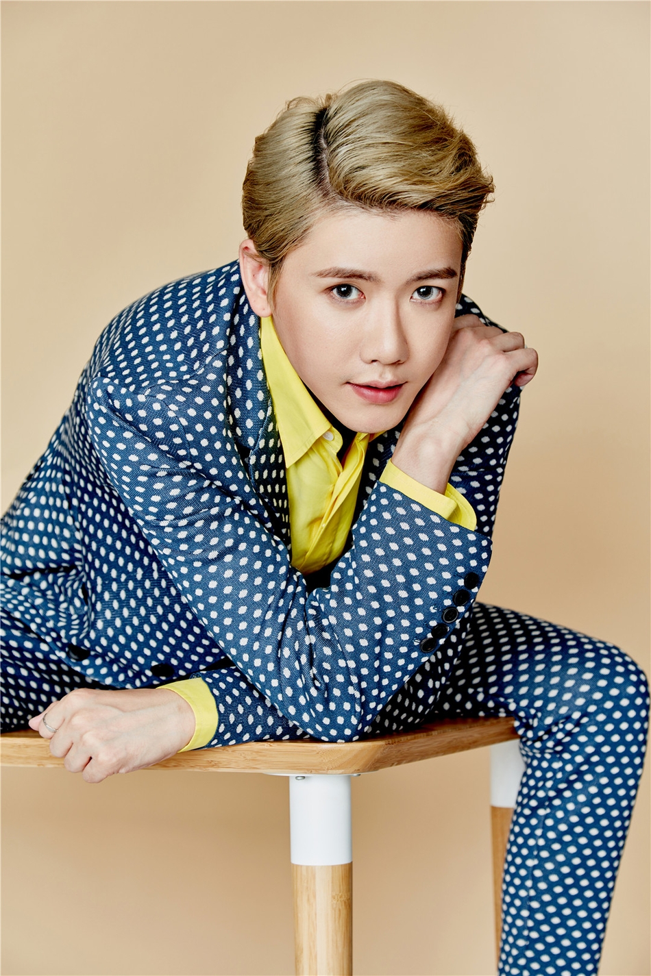 陈骁全新写真曝光 波点西装配衬衫显绅士