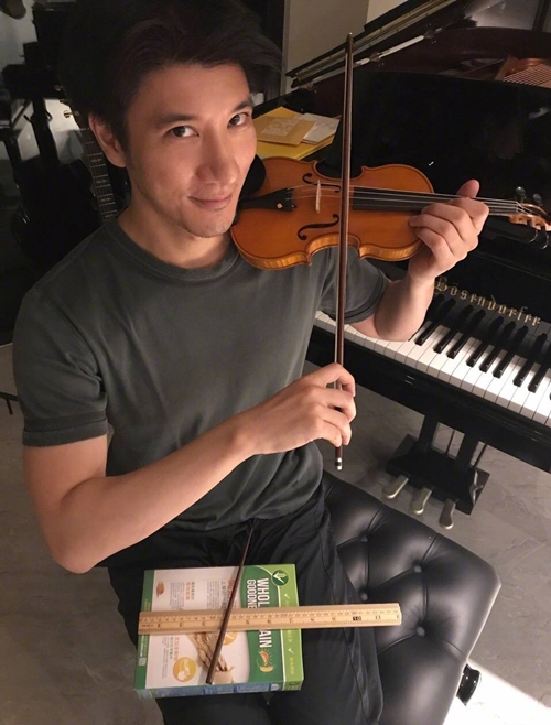 组图:王力宏人生第一把小提琴竟是这种配置