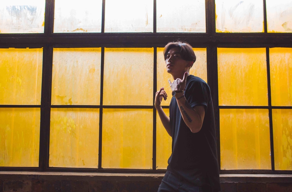 组图:满舒克新曲合作红花会队长 宣传照尽显嘻哈风