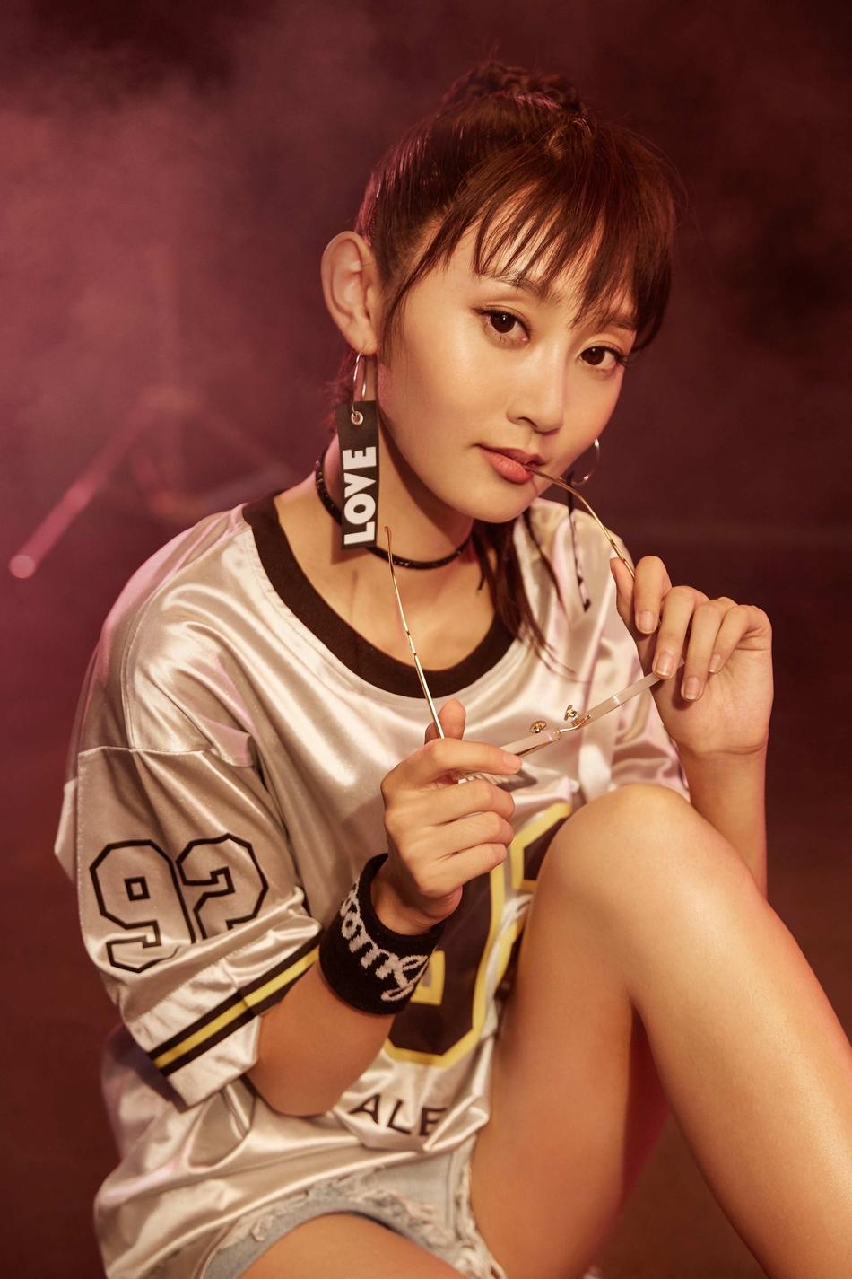 组图:魏小也全新运动风写真曝光 墨镜腕带显时尚感_高清图集_新浪网