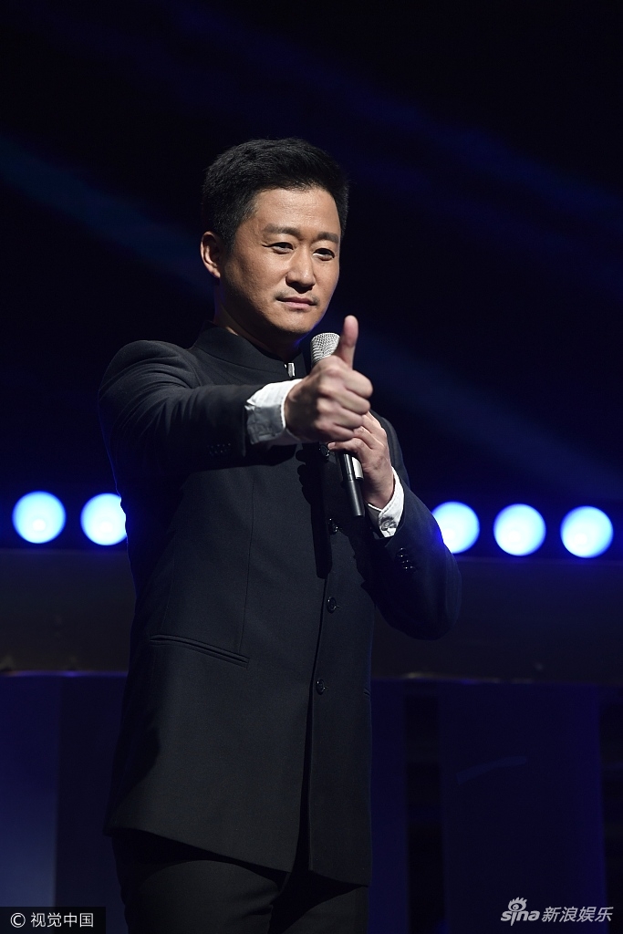 组图:吴京穿黑色中山装英气挺拔 斯琴高娃诗朗诵打动人心_高清图集