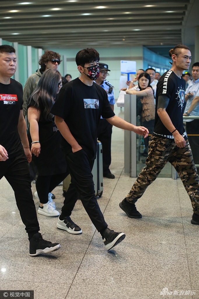 周杰伦机场穿黑色垮裤扮潮 获七人护驾气场足