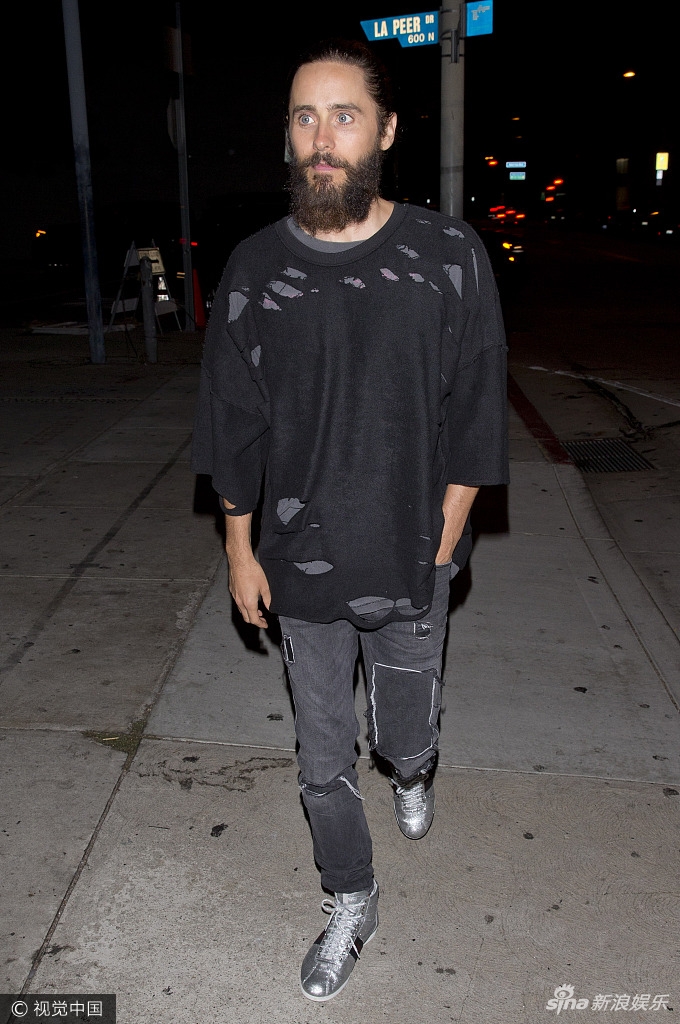 组图:杰瑞德-莱托手插口袋走路带风 满脸络腮胡大眼吓人_高清图集