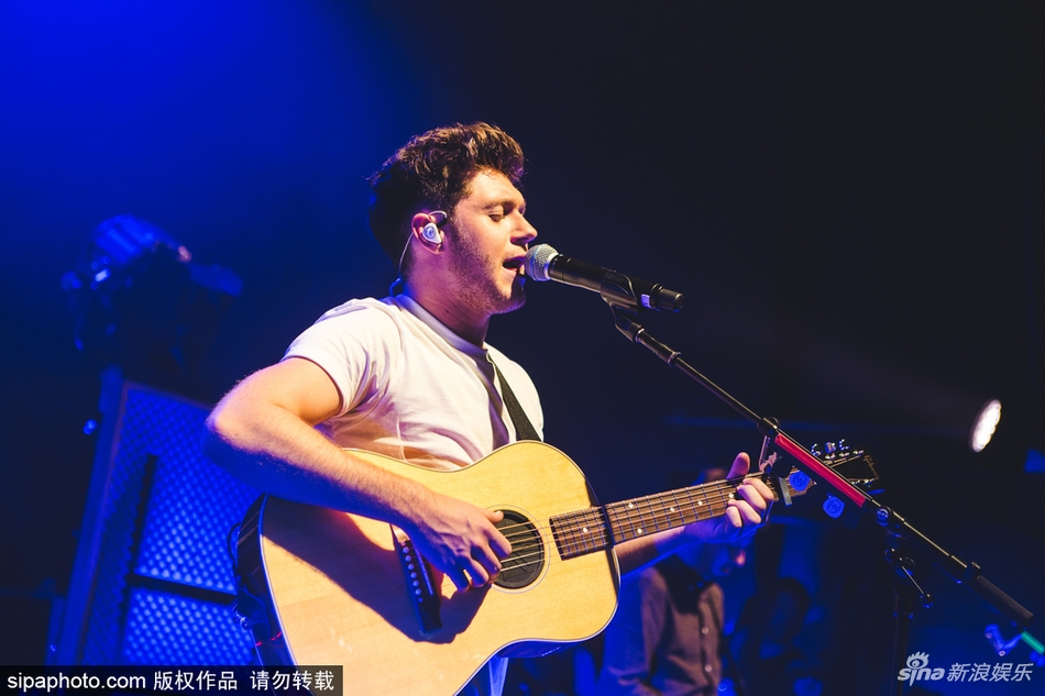 奈尔?霍兰弹吉他