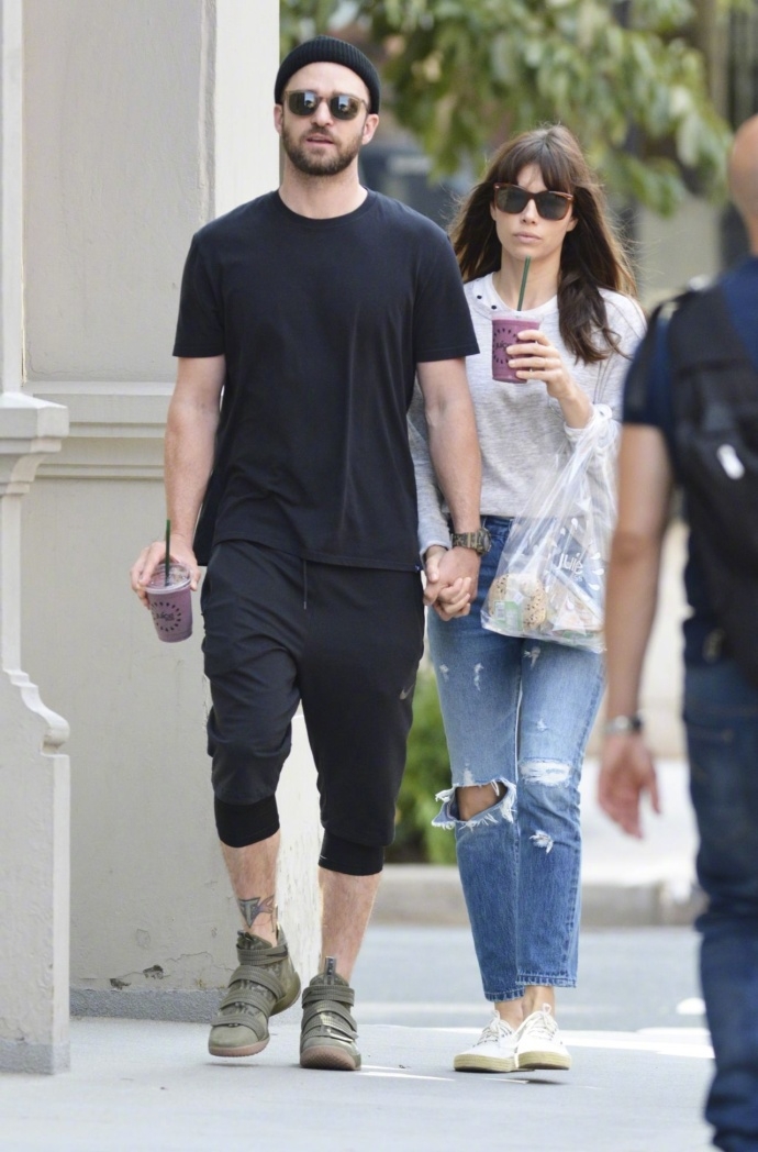 组图:贾老板与妻子牵手外出 不带儿子乐享二人世界_高清图集_新浪网