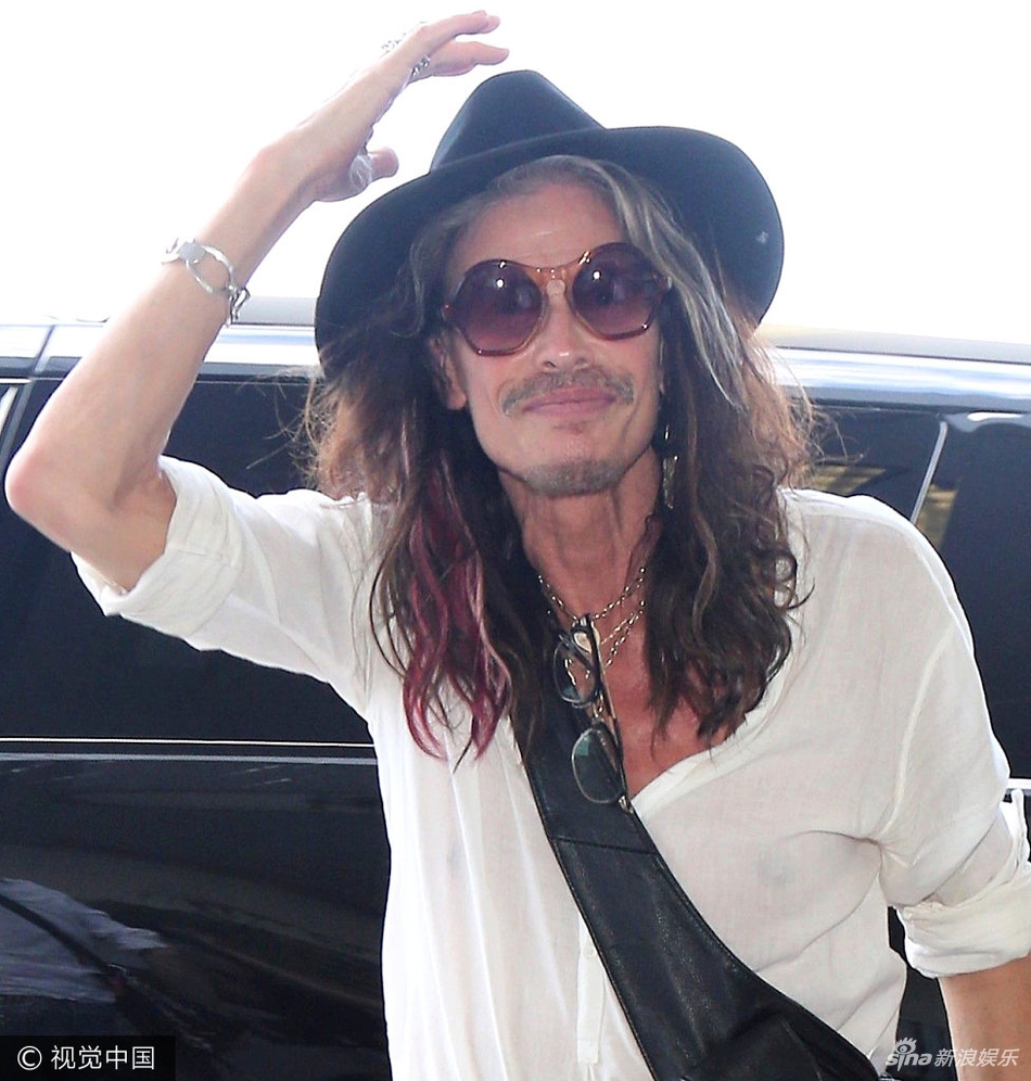 摇滚歌手史蒂芬长发披肩