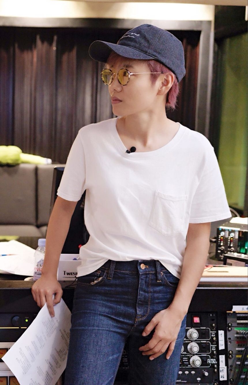 组图:许飞姚晨《一些规律》上线 诗意中展平凡生活