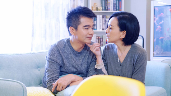 "王琳在微博晒出了一张自拍美照,同框的是一起合作《小重逢》的许亚军