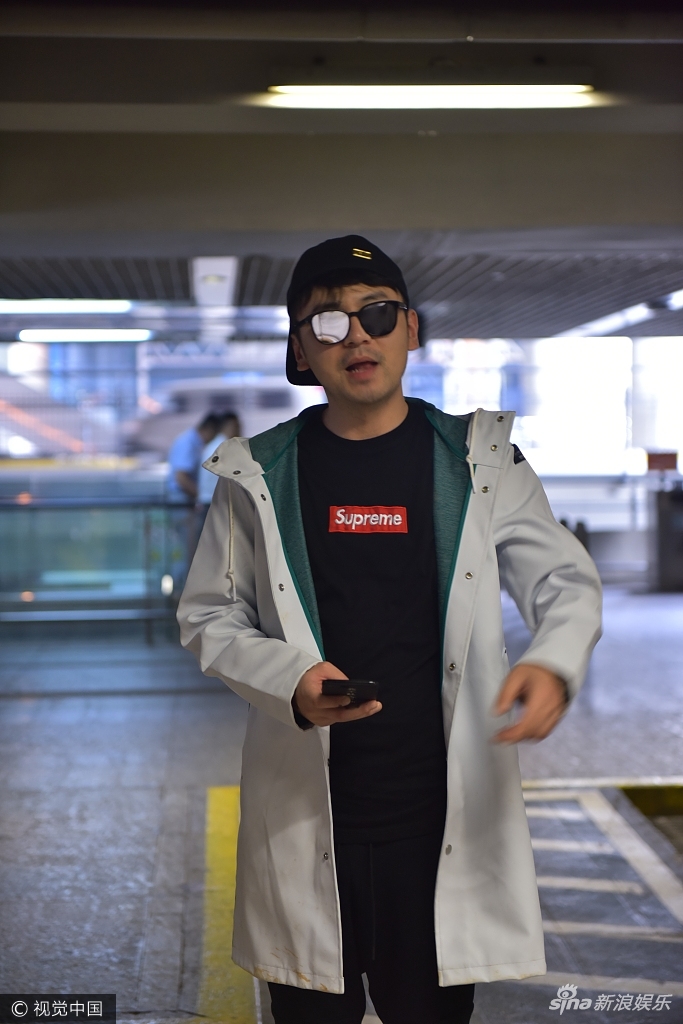 组图:雷佳音现身机场玩转另类时尚 反戴棒球帽超呆萌