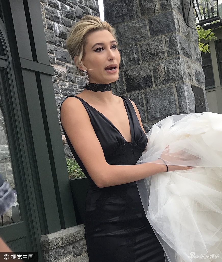 组图:海莉-鲍德温亮相姐姐婚礼 贴心提裙摆好妹妹范十足_高清图集