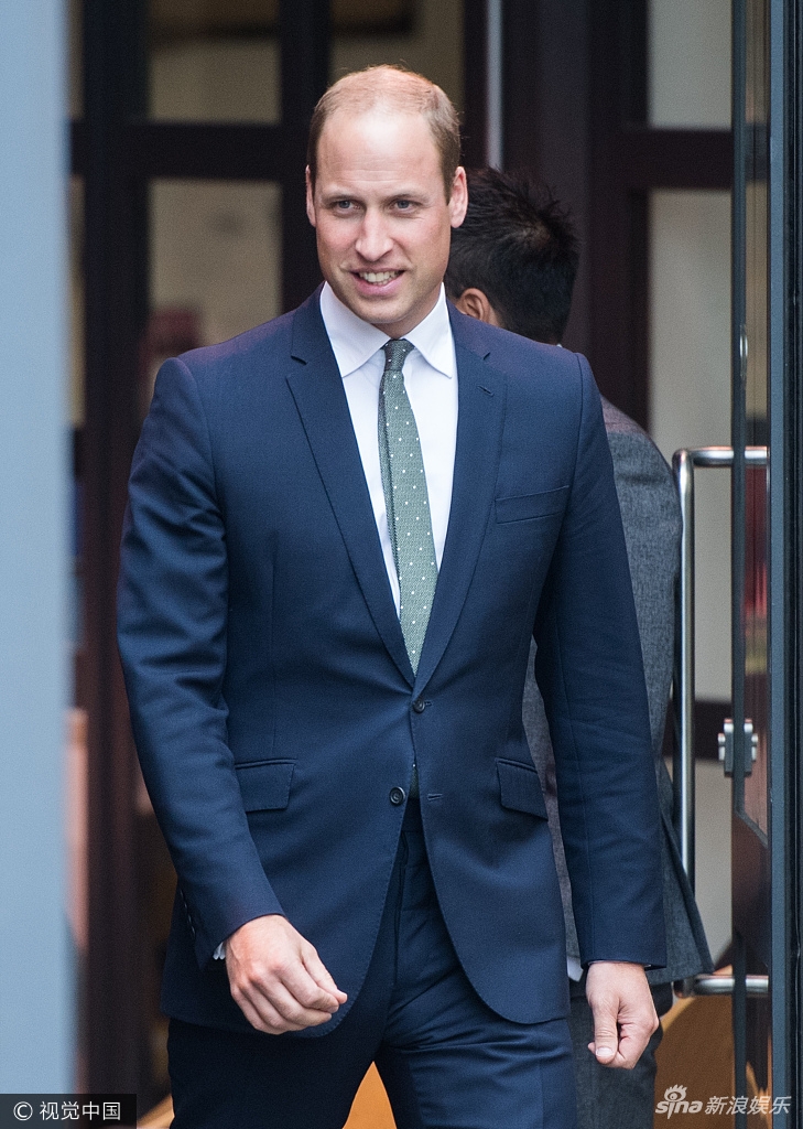组图:威廉王子宣布再当爹后首现身 全程嘴角上扬蹲地逗娃_高清图集_新