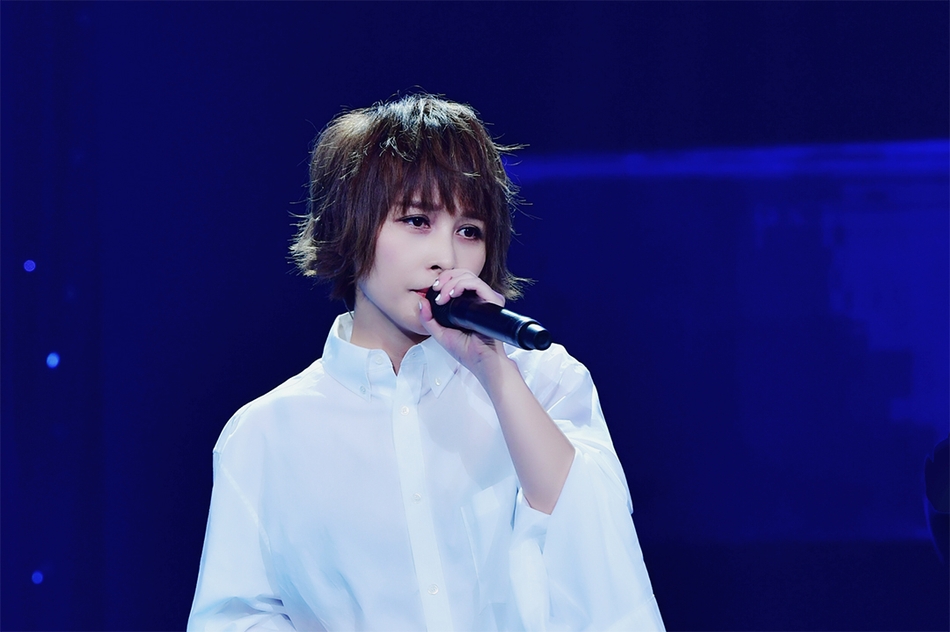 组图:厉娜榜上榜首唱《my way》 自曝和粉丝打游戏