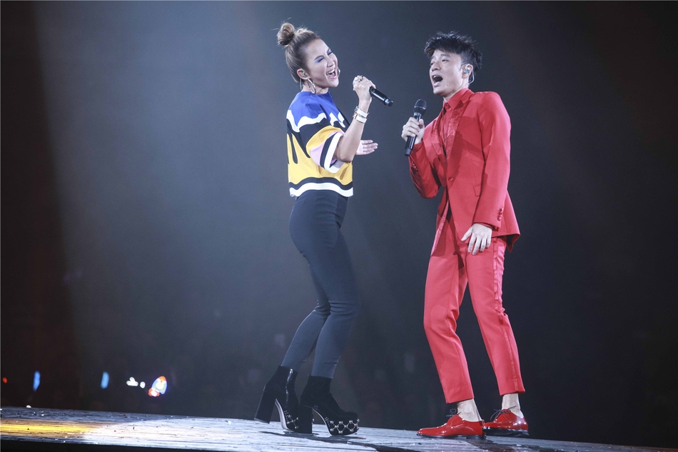 组图:李克勤红馆演唱会进行中 与李玟比拼电臀技能_高清图集_新浪网