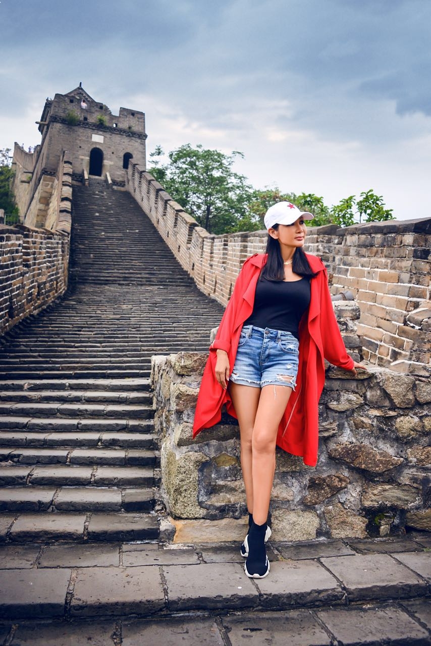 组图:张咪长城游客照曝光 中国红元素与新歌有关