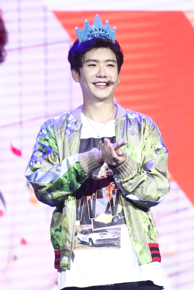 陈骁发布会首唱《闪耀》 现场教粉丝新歌舞蹈