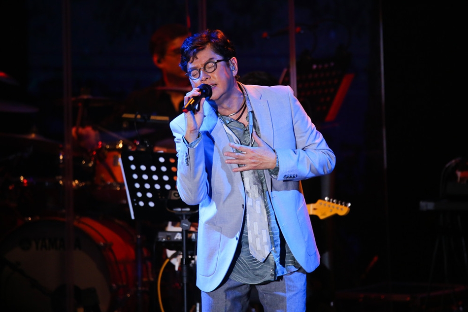 组图:谭咏麟澳门飙唱20首歌 全场粉丝大合唱《朋友》_高清图集_新浪网