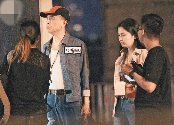 组图:曝72岁叶振棠恋上小40岁女友 十指紧扣约会被拍