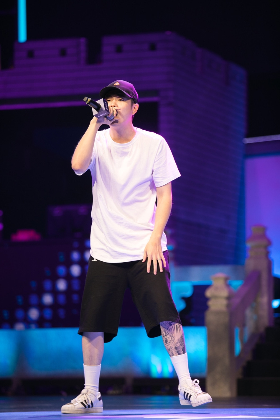 组图:辉子和辛巴空降电竞赛场 创作中国风嘻哈新歌_高清图集_新浪网