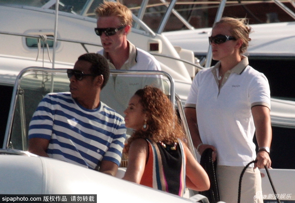jayz与老婆碧昂斯乘游艇