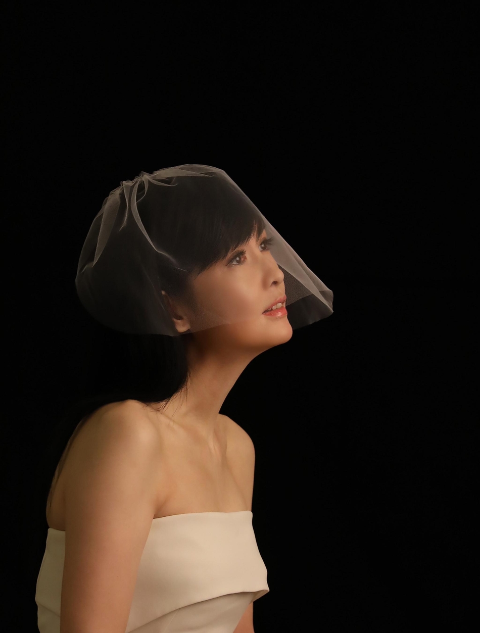 组图:周慧敏演唱会海报曝光 皮肤身材不减当年