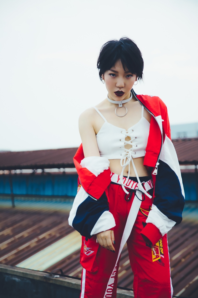 组图:吴莫愁裤装造型酷劲十足 展特立独行音乐理念