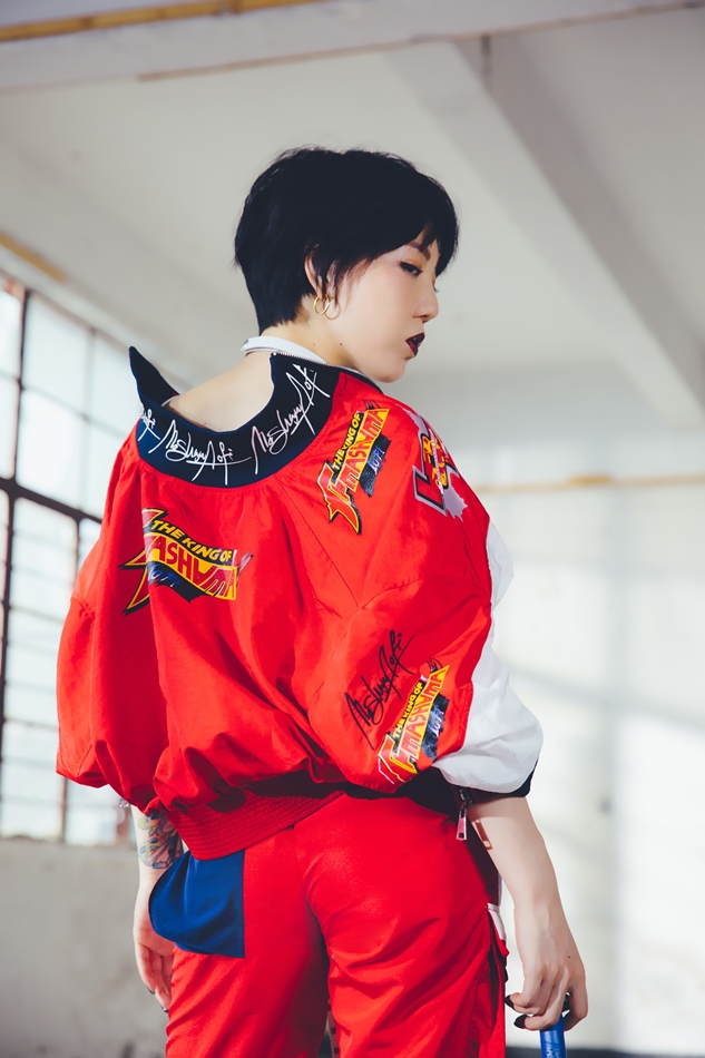 组图:吴莫愁裤装造型酷劲十足 展特立独行音乐理念