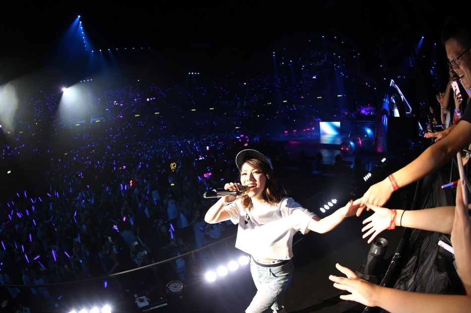 组图邓紫棋香港演唱会连唱三晚男歌迷两度求婚