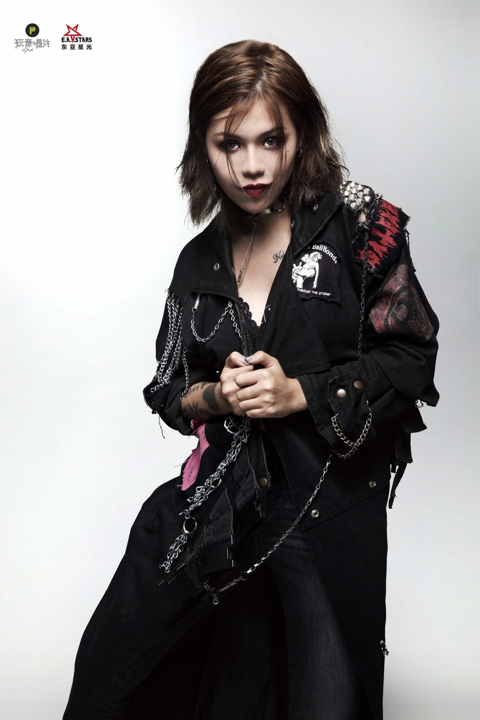 组图:打扰一下新曲《mma》上线 宣传照展摇滚风