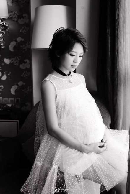 快女黄英挺6月孕肚出席活动 双腿纤细甜美依旧