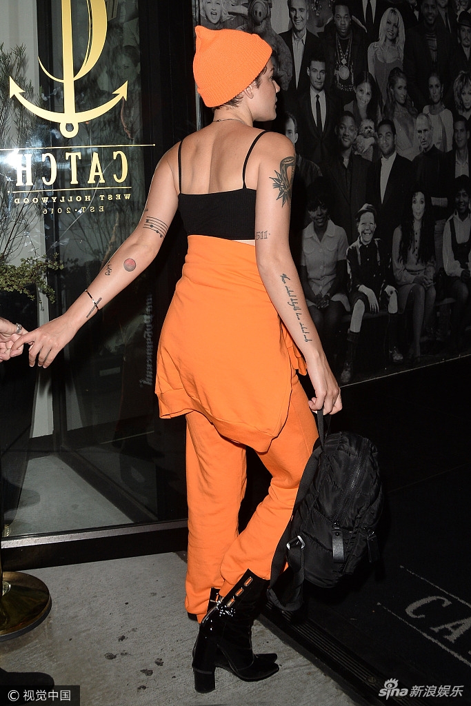 年9月20日,西好莱坞,海尔希(halsey)和男朋友g-easy手牵手现身街头